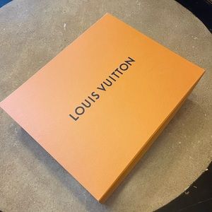 17.5 x 14.5 x 6.5 dimensions
$60 for it
Magnetic close
Shipping free
Brand new.